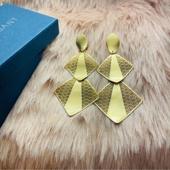 💖💖 Triple‎ Layer drop Gold Tone Earrings -Super Light! - Picture 6 of 10